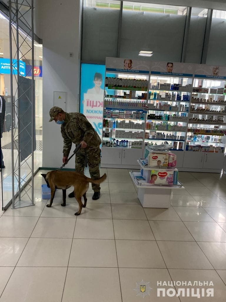 В Харькове взрывотехники сутки проверяли сообщение о минировании торговых центров. 